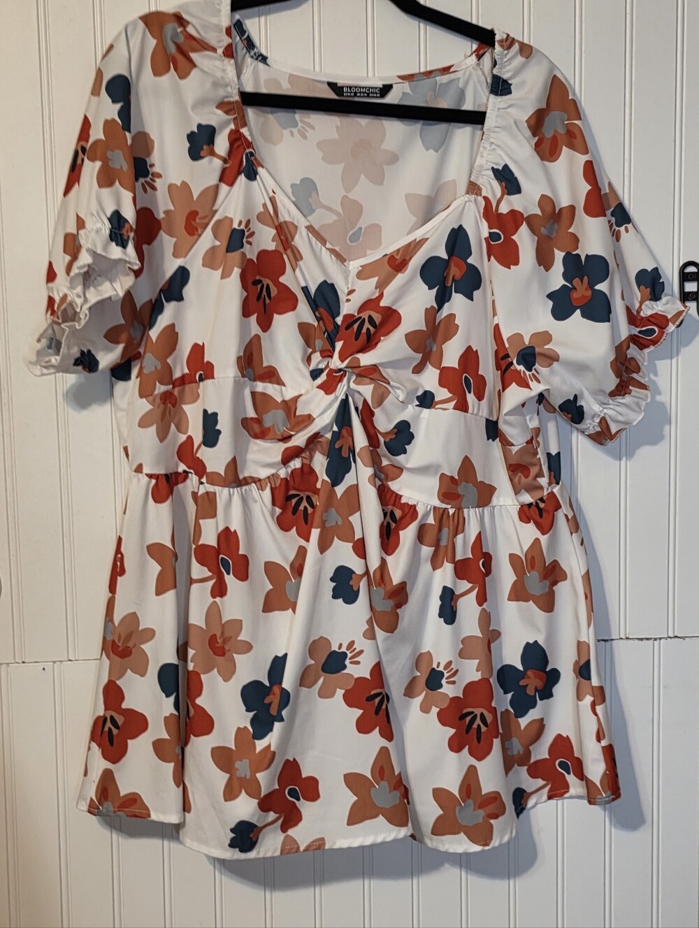 BloomChic White Floral Twist-Front Tunic with Coral and Navy Accents Sz 18/20